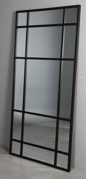 Spejl af sort lakeret jern. H. 204 cm.