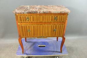 Byrå i gustaviansk stil med stenskiva och mässingsdetaljer