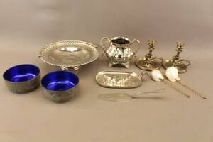 Skålar 3 st, ljusstakar 1 par mm