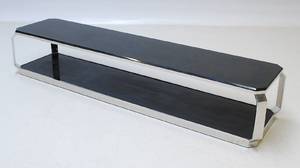 Lav skænk i minimalistisk design.