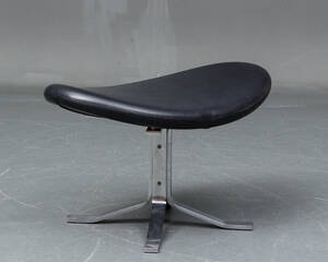 Poul M. Volther, skammel til Corona lænestol, model EJ 5, sort læder  