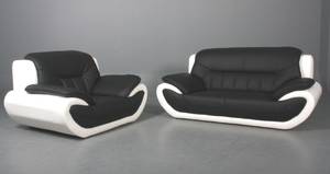 Moderne lænestol samt to-pers sofa betrukket med tofarvet imiteret læder. 2