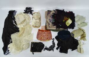 Diverse huvudbonader, scarfs m.m.
