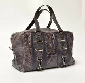 Balenciaga, udført af let præget aubergine farvet skind og forkromet hardware