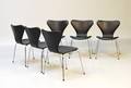 Arne Jacobsen 1902 - 1971. Sæt på seks 7er stole, model 3107, nybetrukket med sort Savanne læder 6