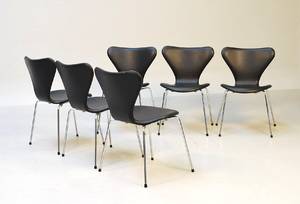 Arne Jacobsen 1902 - 1971. Sæt på seks 7er stole, model 3107, nybetrukket med sort Savanne læder 6
