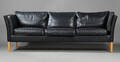 Dansk møbelproducent. Tre-pers. sofa, fritstående, betrukket med sort læder