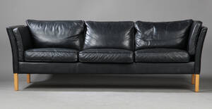 Dansk møbelproducent. Tre-pers. sofa, fritstående, betrukket med sort læder
