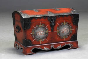 Lille kiste af bemalet træ