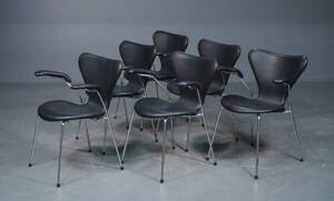 Arne Jacobsen. seks armstole med sort læder, model 32076 Denne vare er sat til omsalg under nyt varenummer 4767554