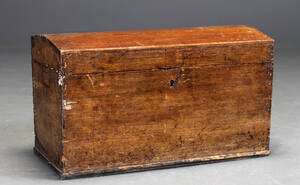 Lågkiste af bejdset fyrretræ, 1800-tallet