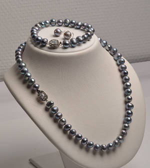 Smykkesæt med sølvgrå ferskvands kulturperler