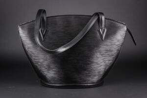 Louis Vuitton. Skuldertaske. Sort epi læder. Model Saint Jacques GM.  Denne vare er sat til omsalg under nyt varenummer 4371828