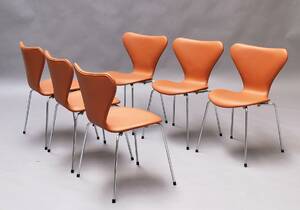 Arne Jacobsen. Et sæt på seks Syver stole med cognacfarvet calvados læder. Ny siddehøjde, 46 cm. 6 
