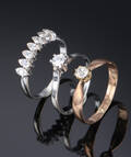 Tre ringe i 14 kt. hvid- og rødguld, bl.a. med diamant 3