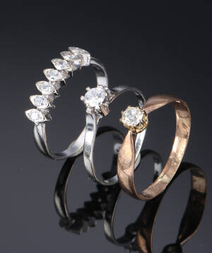 Tre ringe i 14 kt. hvid- og rødguld, bl.a. med diamant 3