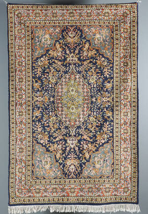 Orientalisk handknuten matta, 192 x 125 cm.