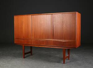 Skænk af teaktræ, dansk møbelproducent