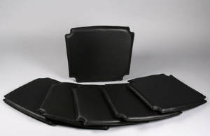 Seks hynder til Hans J. Wegner Y- stol. Sort læder. 6