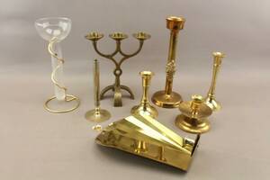 Ljusstakar 7 st och vas i bla mässing