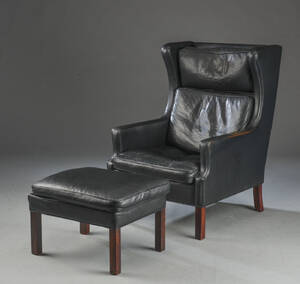 Øreklapstol samt fodskammel, læder 2