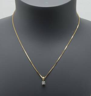 Aagaard, vedhæng med 4 brillanter, ca. 0.08 ct. af 14 kt guld og hvidguld, kæde af forgyldt sterling sølv 