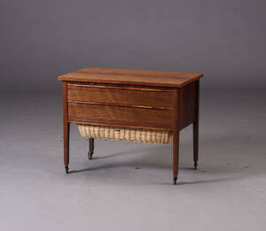 Dansk møbelproducent. Sybord, palisander