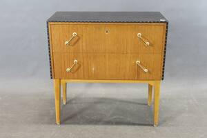 Byrå i teak med läderbeklädnad