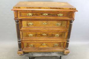 Byrå med mässingsdetaljer