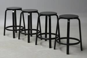 Alvar Aalto. Et sæt på fire barstole, model 64 4