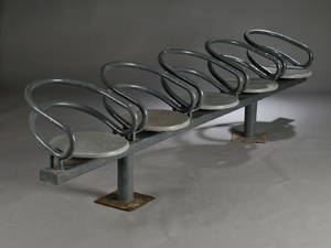 Dansk møbelproducent. Bænk af stål.