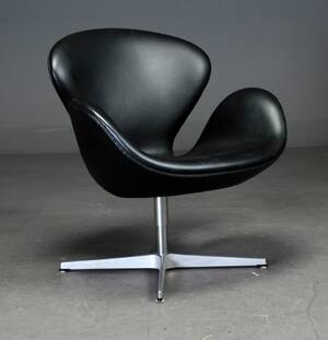 Arne Jacobsen. Svane lænestol sort læder.  Denne vare er sat til omsalg under nyt varenummer 5054401