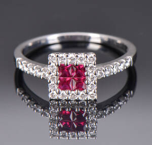 Rubin- og brillantring af 18 kt hvidguld
