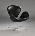 Arne Jacobsen 1902-1971. Hvilestol model 3320 Svanen med sort læder