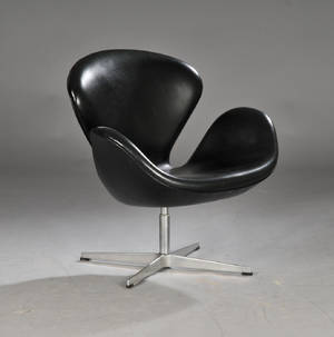 Arne Jacobsen 1902-1971. Hvilestol model 3320 Svanen med sort læder