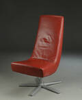 Lænestol med betræk af rødt skind, på drejelig fempasfod af metal. 