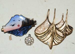 Broscher och hänge A531