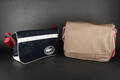 Lacoste. To skuldertasker af kanvas 2 Denne vare er sat til omsalg under nyt varenummer 4625696