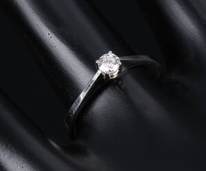 Solitairering af 14 kt. hvidguld med brillant på 0.16 ct.