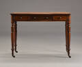 Skrivebord af mahogni i engelsk stil