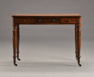 Skrivebord af mahogni i engelsk stil