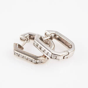 Örhängen 1 par 18 k vitguld med diamanter