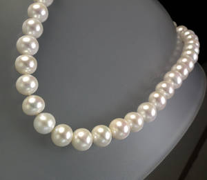 Süßwasserzuchtperlcollier mit brillantierter Schließe