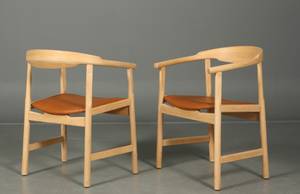 Hans J. Wegner 1914-2007. PP Møbler To armstole i bøg 2.