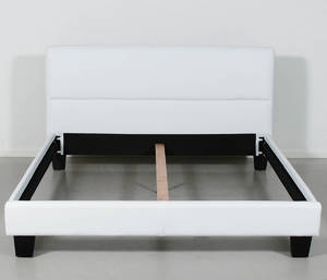 Dubbelsäng med stomme klädd med vitt konstskinn