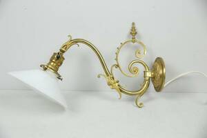 VÄGGLAMPA, 1900-talets förra hälft