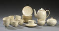 Kaffeservice af porcelæn Royal Copenhagen cremefarvet dekoreret med guldkant 24