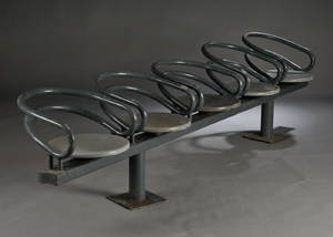 Dansk møbelproducent. Bænk af stål.