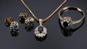 Guldfynd. Smykkesæt i 18 kt. guld med diamanter og safirer 4
