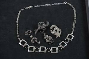 HALSKEDJA, broscher, 3 st, samt örhängen, ett par, silver